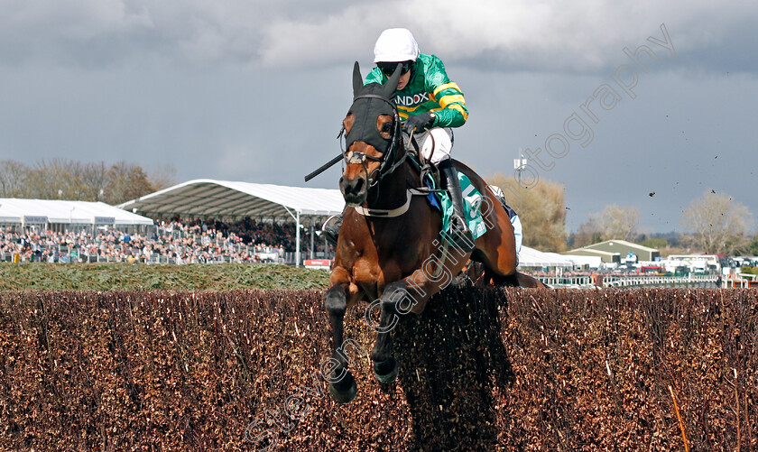 Gentleman-Du-Mee-0004 
 GENTLEMAN DE MEE (Mark Walsh) wins The Poundland Maghull Novices Chase
Aintree 9 Apr 2022 - Pic Steven Cargill / Racingfotos.com