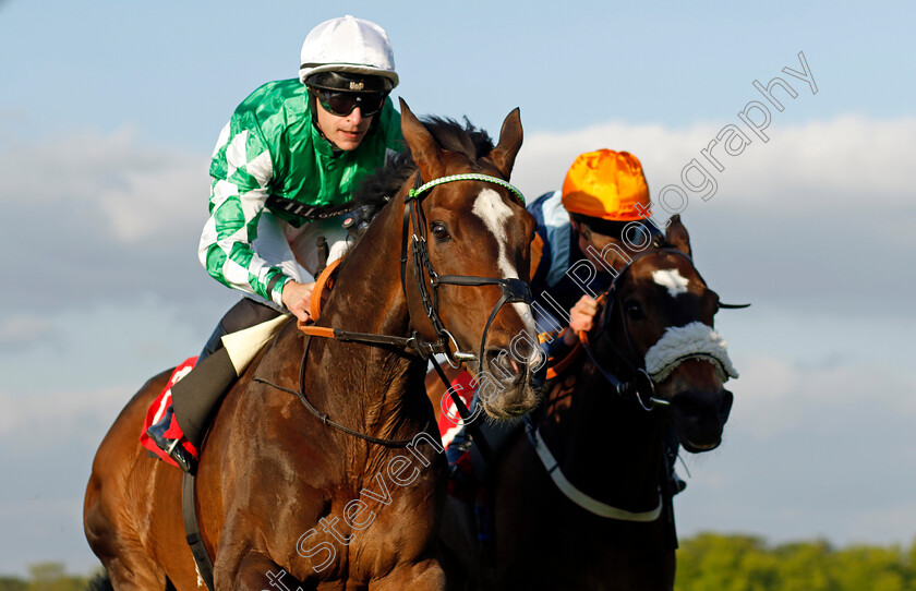 Roberto-Escobarr-0001 
 ROBERTO ESCOBARR (left, Richard Kingscote) beats NATE THE GREAT (right) in The Racehorse Lotto Henry II Stakes
Sandown 25 May 2023 - Pic Steven Cargill / Racingfotos.com