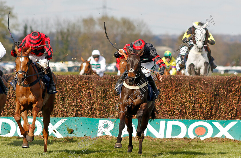 Midnight-River-0003 
 MIDNIGHT RIVER (left, Harry Skelton) beats BOWTOGREATNESS (right) in The William Hill Handicap Chase
Aintree 15 Apr 2023 - Pic Steven Cargill / Racingfotos.com